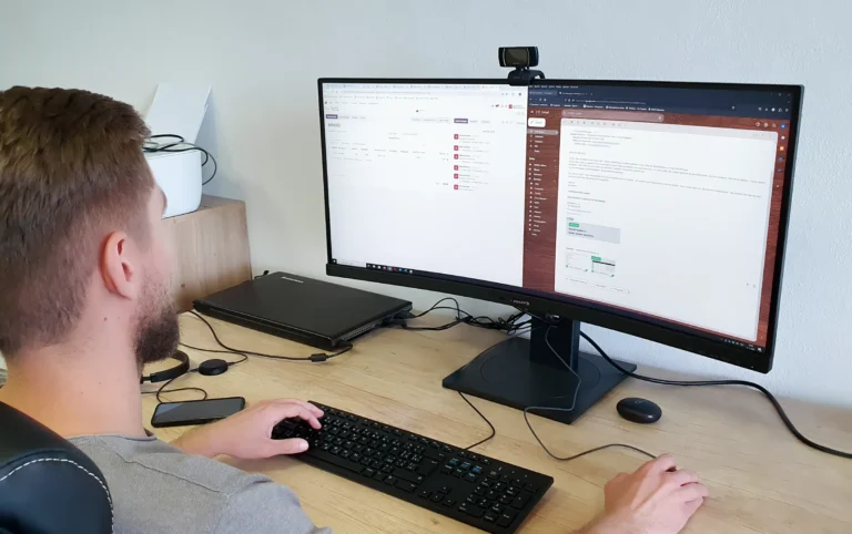 priprava na certifikaciu na Odoo 17 konzultant sedí za monitorom počítača