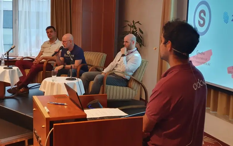 Zástupcovia Odoo partnerov v panelovej diskusii na Odoo Business Show odpovedajú na otázky účastníkov. Pri mikrofóne je Igor Kočiš zo spoločnosti symetra.
