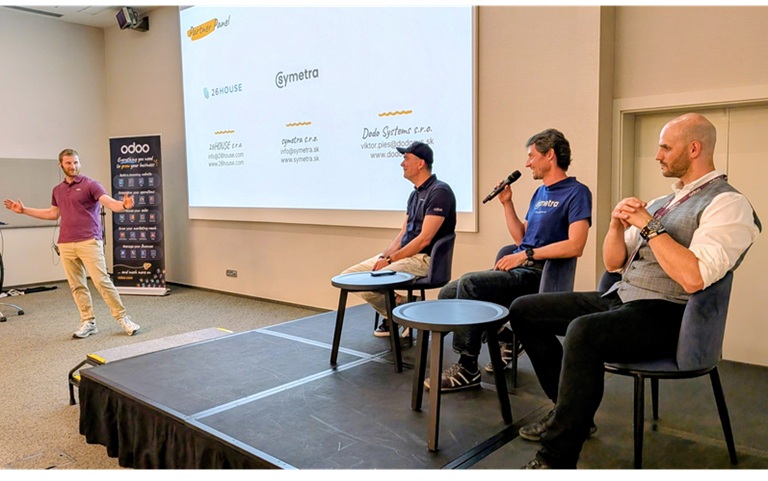 Peter Krssak, CTO spoločnosti symetra vysveteľuje počas panelovej diskusie aké benefity prináša Odoo výrobným firmám.