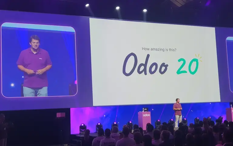 Fabien Pinckaers počas keynote prezentácie stojí na hlavnom pódiu Odoo Experience 2026 a za ním je na LED stene vysvietený nápis: How amamzing it is? Odoo 20.